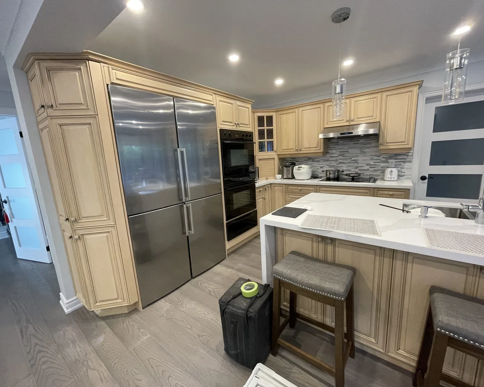 Before — glazed cream sprayed OC-65, quartz and mosaic kept — Millcroft, Burlington
